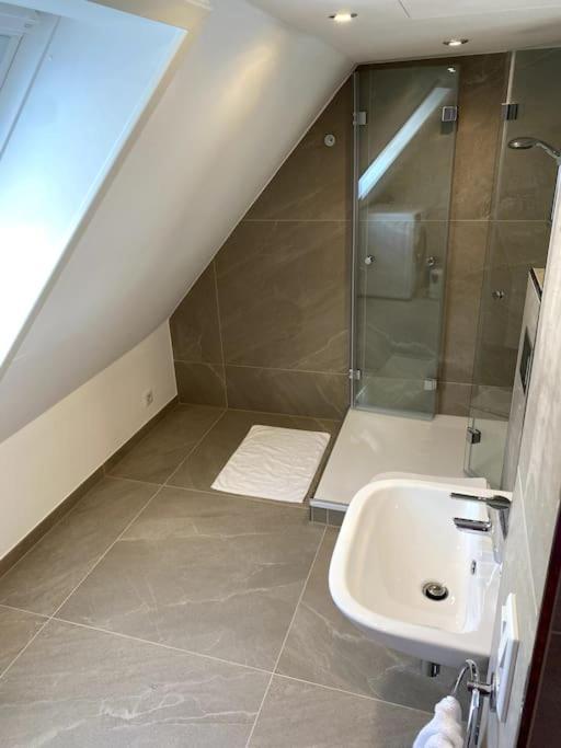 Super Zentral Begehrte Wohnlage Parkplatz Vor Haus Apartment Nuremberg Exterior photo